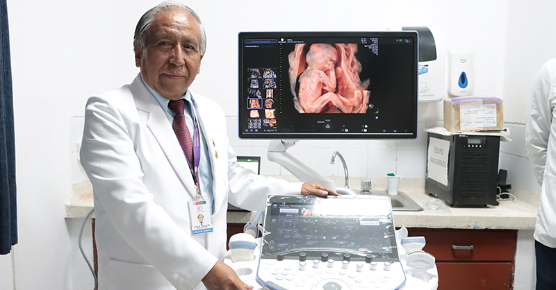 Archivo jpg muestra al director del INMP posando con nuevo ecógrafo