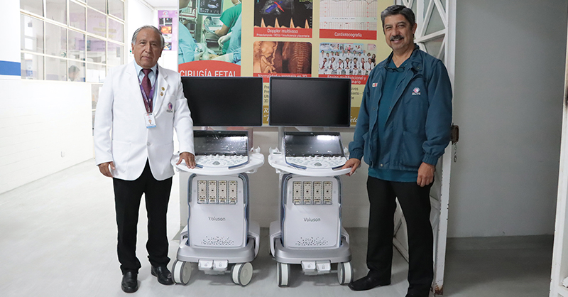 Archivo jpg muestra al director junto al jefe del Servicio de Medicina Materno Fetal posando con equipos adquiridos