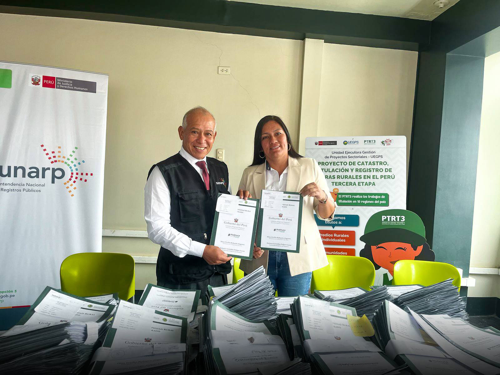 Foto de Servidores de Sunarp muestran documentos registrales en la región Huánuco