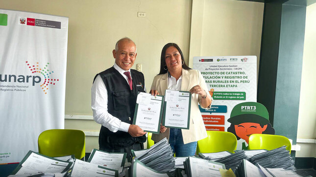 Foto de Servidores de Sunarp muestran documentos registrales en la región Huánuco