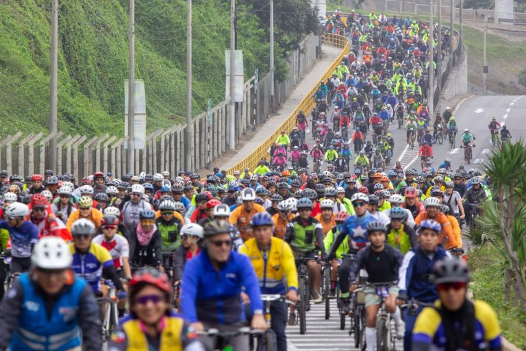 Miles de ciclistas se sumaron.