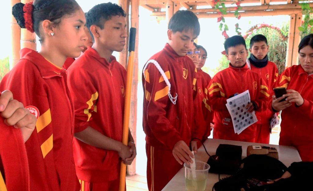 Escolares de Chorrillos se convierten en científicos por un día