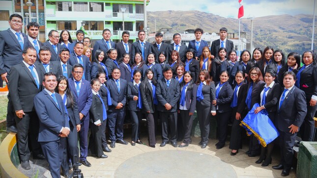 📅 Yarowilca, 9 de junio de 2025 – En una jornada llena de emoción, identidad y compromiso, la Unidad de Gestión Educativa Local (UGEL) Yarowilca se sumó al gran desfile conmemorativo por el 30.º aniversario de la provincia, reafirmando su compromiso con la educación y el desarrollo integral de la región.

Bajo el liderazgo del Dr. Hugo Eduardo Palomino Esteban, director de la UGEL, y acompañado por su equipo de especialistas, administrativos, personal logístico y técnico, la institución desfiló con orgullo, llevando en alto los valores que sostienen la labor educativa en Yarowilca.

🎉 Cada rostro, cada paso, cada aplauso fue testimonio de la unión y el trabajo conjunto que caracteriza a esta gran familia educativa. Desde los especialistas pedagógicos hasta el personal de apoyo, todos mostraron que la educación se construye en equipo, con pasión, entrega y visión de futuro.

🙌 Agradecemos profundamente a cada institución educativa, director, docente, estudiante y miembro de la comunidad que participó activamente en esta celebración histórica. Su presencia fortaleció el espíritu de unidad que impulsa el progreso de nuestra provincia.

📚 La UGEL Yarowilca reafirma su compromiso con una educación de calidad, inclusiva y orientada al bienestar de todas y todos. ¡Sigamos caminando juntos hacia una Yarowilca llena de oportunidades y excelencia educativa!