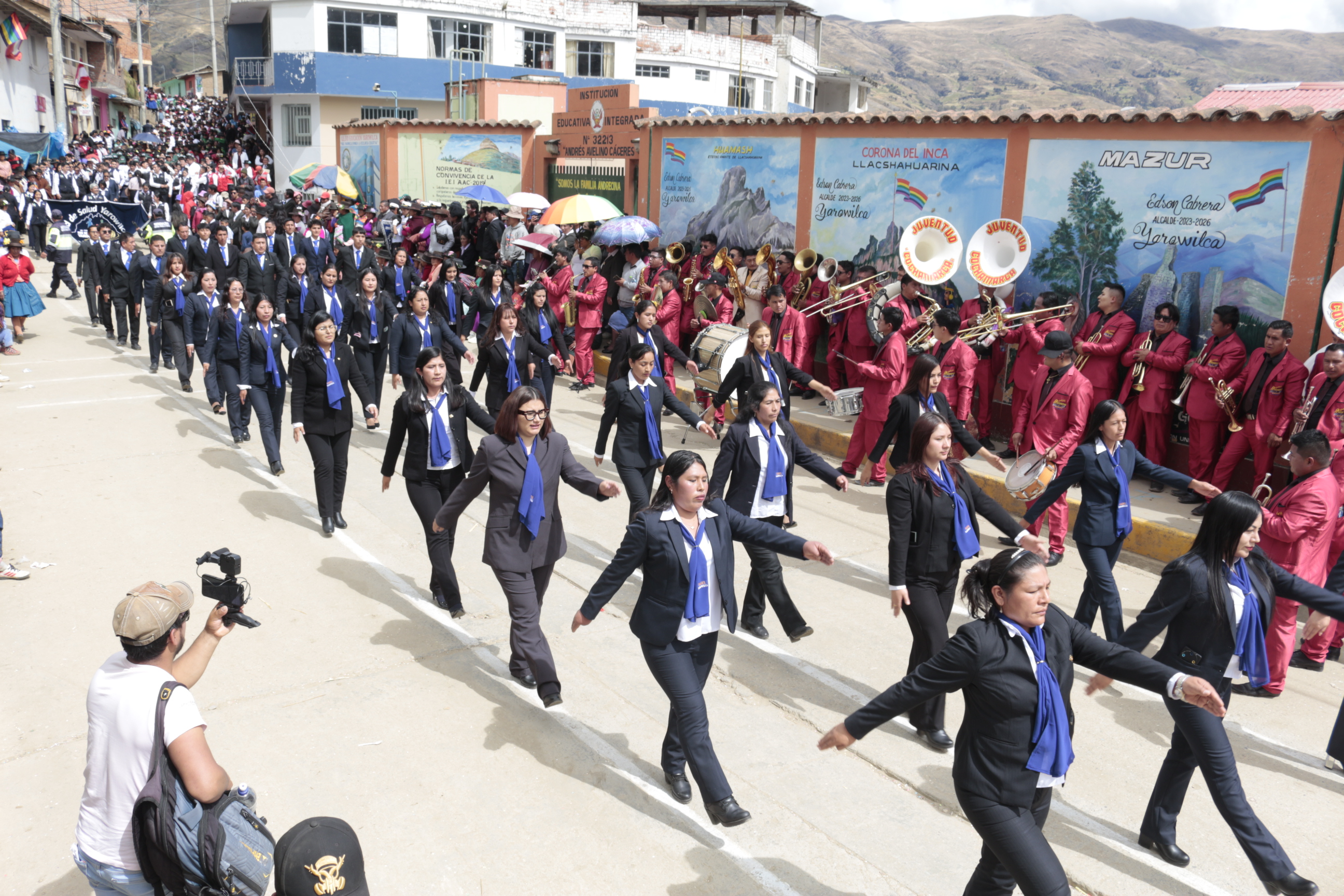 📅 Yarowilca, 9 de junio de 2025 – En una jornada llena de emoción, identidad y compromiso, la Unidad de Gestión Educativa Local (UGEL) Yarowilca se sumó al gran desfile conmemorativo por el 30.º aniversario de la provincia, reafirmando su compromiso con la educación y el desarrollo integral de la región.

Bajo el liderazgo del Dr. Hugo Eduardo Palomino Esteban, director de la UGEL, y acompañado por su equipo de especialistas, administrativos, personal logístico y técnico, la institución desfiló con orgullo, llevando en alto los valores que sostienen la labor educativa en Yarowilca.

🎉 Cada rostro, cada paso, cada aplauso fue testimonio de la unión y el trabajo conjunto que caracteriza a esta gran familia educativa. Desde los especialistas pedagógicos hasta el personal de apoyo, todos mostraron que la educación se construye en equipo, con pasión, entrega y visión de futuro.

🙌 Agradecemos profundamente a cada institución educativa, director, docente, estudiante y miembro de la comunidad que participó activamente en esta celebración histórica. Su presencia fortaleció el espíritu de unidad que impulsa el progreso de nuestra provincia.

📚 La UGEL Yarowilca reafirma su compromiso con una educación de calidad, inclusiva y orientada al bienestar de todas y todos. ¡Sigamos caminando juntos hacia una Yarowilca llena de oportunidades y excelencia educativa!