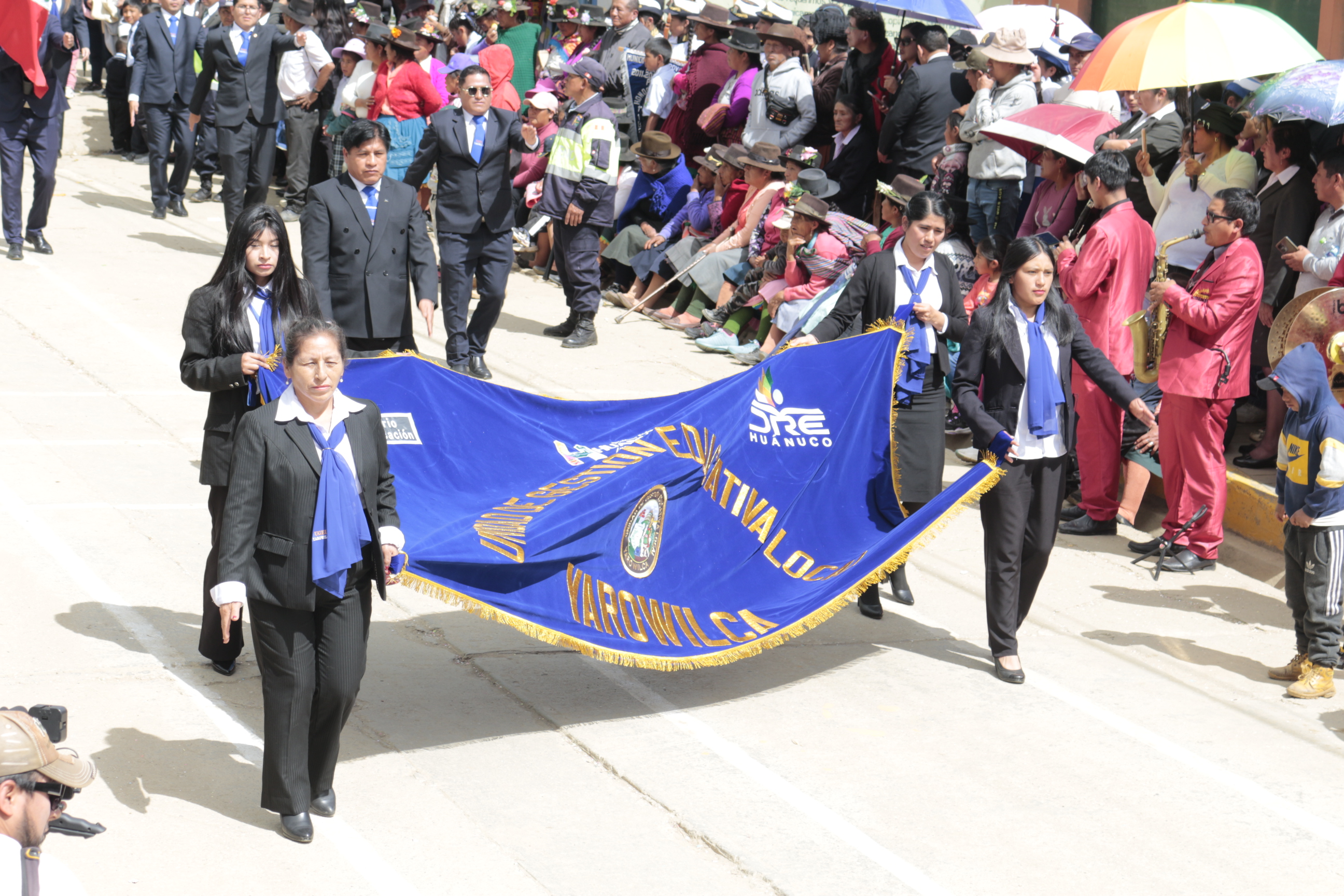 📅 Yarowilca, 9 de junio de 2025 – En una jornada llena de emoción, identidad y compromiso, la Unidad de Gestión Educativa Local (UGEL) Yarowilca se sumó al gran desfile conmemorativo por el 30.º aniversario de la provincia, reafirmando su compromiso con la educación y el desarrollo integral de la región.

Bajo el liderazgo del Dr. Hugo Eduardo Palomino Esteban, director de la UGEL, y acompañado por su equipo de especialistas, administrativos, personal logístico y técnico, la institución desfiló con orgullo, llevando en alto los valores que sostienen la labor educativa en Yarowilca.

🎉 Cada rostro, cada paso, cada aplauso fue testimonio de la unión y el trabajo conjunto que caracteriza a esta gran familia educativa. Desde los especialistas pedagógicos hasta el personal de apoyo, todos mostraron que la educación se construye en equipo, con pasión, entrega y visión de futuro.

🙌 Agradecemos profundamente a cada institución educativa, director, docente, estudiante y miembro de la comunidad que participó activamente en esta celebración histórica. Su presencia fortaleció el espíritu de unidad que impulsa el progreso de nuestra provincia.

📚 La UGEL Yarowilca reafirma su compromiso con una educación de calidad, inclusiva y orientada al bienestar de todas y todos. ¡Sigamos caminando juntos hacia una Yarowilca llena de oportunidades y excelencia educativa!
