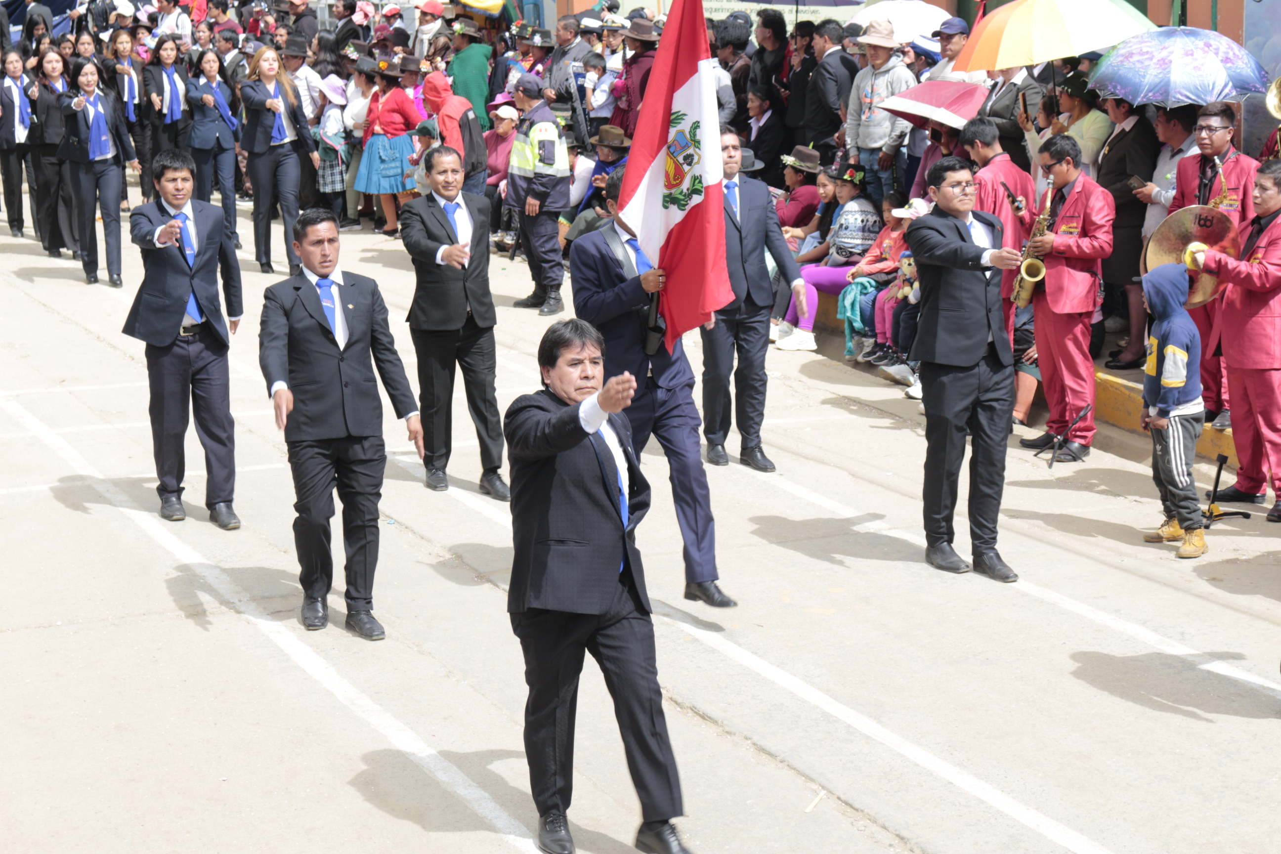 📅 Yarowilca, 9 de junio de 2025 – En una jornada llena de emoción, identidad y compromiso, la Unidad de Gestión Educativa Local (UGEL) Yarowilca se sumó al gran desfile conmemorativo por el 30.º aniversario de la provincia, reafirmando su compromiso con la educación y el desarrollo integral de la región.

Bajo el liderazgo del Dr. Hugo Eduardo Palomino Esteban, director de la UGEL, y acompañado por su equipo de especialistas, administrativos, personal logístico y técnico, la institución desfiló con orgullo, llevando en alto los valores que sostienen la labor educativa en Yarowilca.

🎉 Cada rostro, cada paso, cada aplauso fue testimonio de la unión y el trabajo conjunto que caracteriza a esta gran familia educativa. Desde los especialistas pedagógicos hasta el personal de apoyo, todos mostraron que la educación se construye en equipo, con pasión, entrega y visión de futuro.

🙌 Agradecemos profundamente a cada institución educativa, director, docente, estudiante y miembro de la comunidad que participó activamente en esta celebración histórica. Su presencia fortaleció el espíritu de unidad que impulsa el progreso de nuestra provincia.

📚 La UGEL Yarowilca reafirma su compromiso con una educación de calidad, inclusiva y orientada al bienestar de todas y todos. ¡Sigamos caminando juntos hacia una Yarowilca llena de oportunidades y excelencia educativa!
