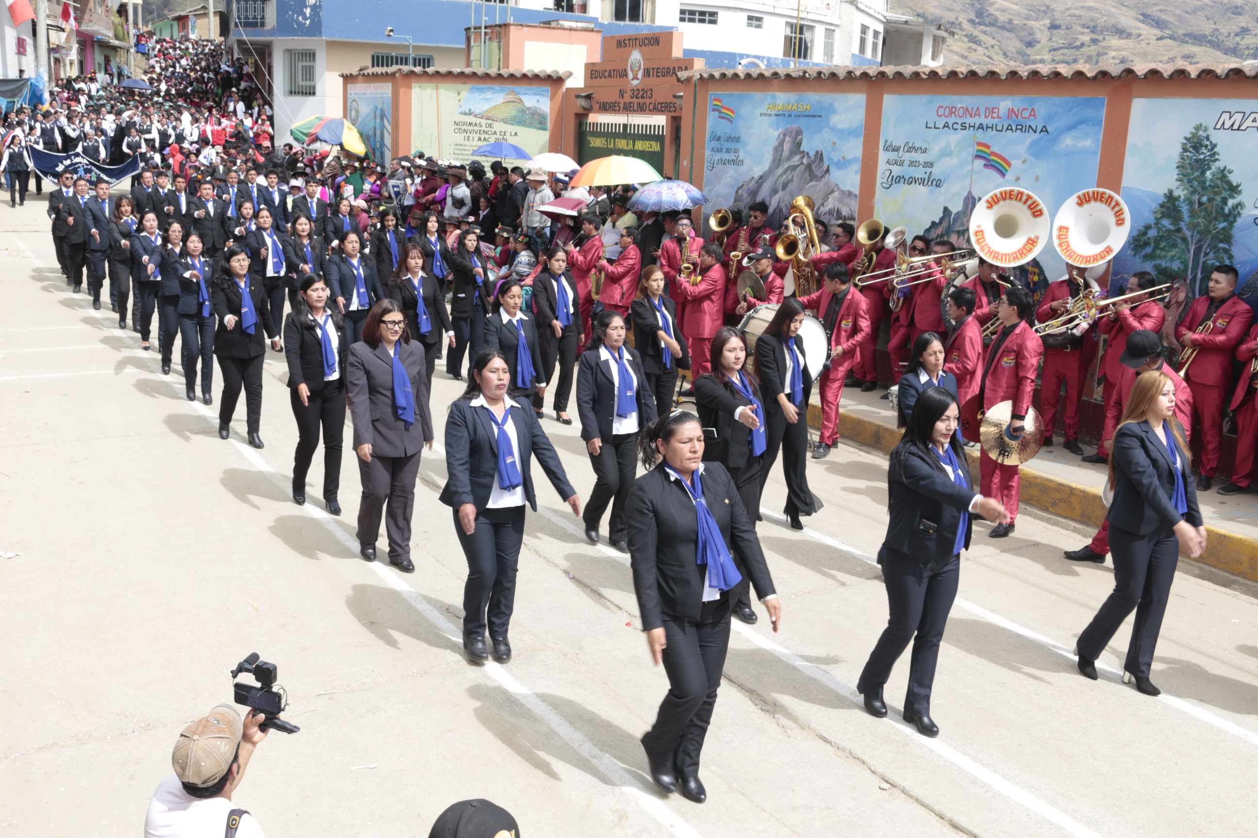 📅 Yarowilca, 9 de junio de 2025 – En una jornada llena de emoción, identidad y compromiso, la Unidad de Gestión Educativa Local (UGEL) Yarowilca se sumó al gran desfile conmemorativo por el 30.º aniversario de la provincia, reafirmando su compromiso con la educación y el desarrollo integral de la región.

Bajo el liderazgo del Dr. Hugo Eduardo Palomino Esteban, director de la UGEL, y acompañado por su equipo de especialistas, administrativos, personal logístico y técnico, la institución desfiló con orgullo, llevando en alto los valores que sostienen la labor educativa en Yarowilca.

🎉 Cada rostro, cada paso, cada aplauso fue testimonio de la unión y el trabajo conjunto que caracteriza a esta gran familia educativa. Desde los especialistas pedagógicos hasta el personal de apoyo, todos mostraron que la educación se construye en equipo, con pasión, entrega y visión de futuro.

🙌 Agradecemos profundamente a cada institución educativa, director, docente, estudiante y miembro de la comunidad que participó activamente en esta celebración histórica. Su presencia fortaleció el espíritu de unidad que impulsa el progreso de nuestra provincia.

📚 La UGEL Yarowilca reafirma su compromiso con una educación de calidad, inclusiva y orientada al bienestar de todas y todos. ¡Sigamos caminando juntos hacia una Yarowilca llena de oportunidades y excelencia educativa!