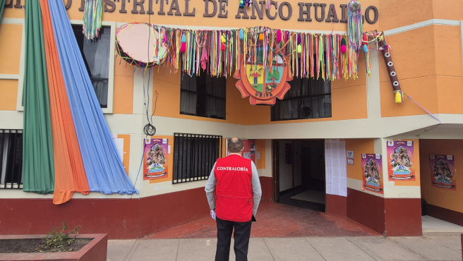 Apurímac. - La Contraloría General alertó que la Municipalidad Distrital de Anco Huallo, Chincheros otorgó la buena pro a un postor que no acreditó los requisitos exigidos en las bases integradas para proveer insumos del Programa Vaso de Leche, lo cual afecta la transparencia, imparcialidad y el correcto funcionamiento de la administración pública.
En el Informe de Orientación de Oficio n.° 021-2025-OCI/2681-SOO, se detalla que la municipalidad convocó el Procedimiento de Selección de Adjudicación Simplificada n° 1-2025-MDAH/CS-2 para la adquisición de mezcla de harinas precocidas de quinua, maca, cañihua, kiwicha y ajonjolí, fortificadas con vitaminas y minerales por un valor referencial de S/ 119 469 y bajo el sistema de contratación a suma alzada.