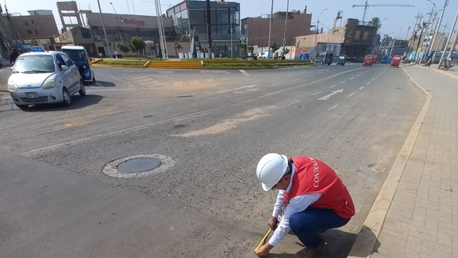 Lima Provincias.- La Contraloría General de la República alertó riesgo en la seguridad y vida de las personas que transitan por la avenida 9 de octubre ubicada en el distrito de Huacho, debido a la inacción de la Municipalidad Provincial de Huaura ante la orden del Organismo Supervisor de la Inversión en Energía y Minería (Osinergmin) de paralizar la obra de mejoramiento de la mencionada vía por grave riesgo eléctrico.