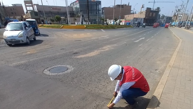 Lima Provincias.- La Contraloría General de la República alertó riesgo en la seguridad y vida de las personas que transitan por la avenida 9 de octubre ubicada en el distrito de Huacho, debido a la inacción de la Municipalidad Provincial de Huaura ante la orden del Organismo Supervisor de la Inversión en Energía y Minería (Osinergmin) de paralizar la obra de mejoramiento de la mencionada vía por grave riesgo eléctrico.