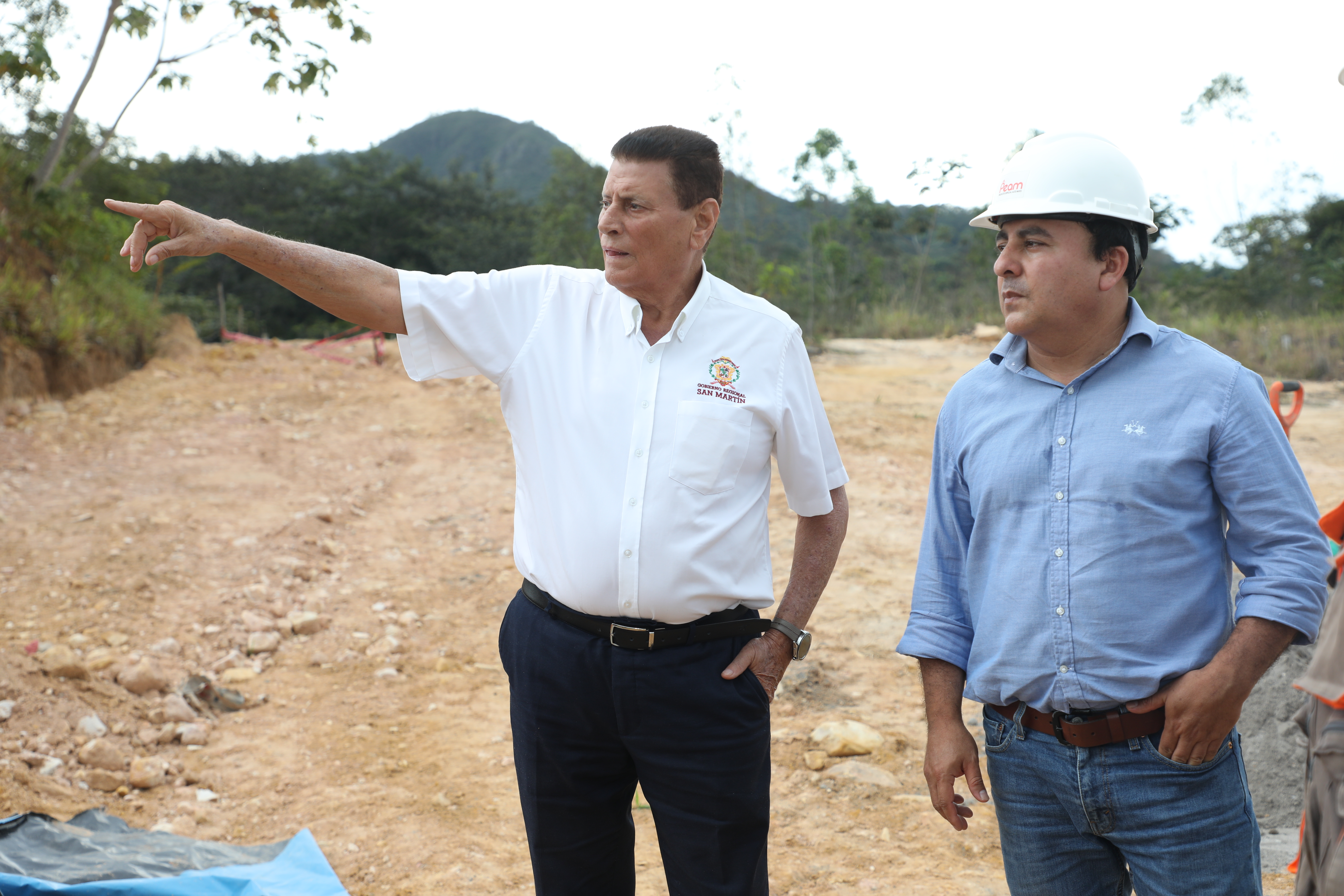 Gobernador inspecciona obra que beneficiará al coar.