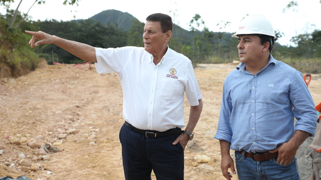 Gobernador inspecciona obra que beneficiará al coar.