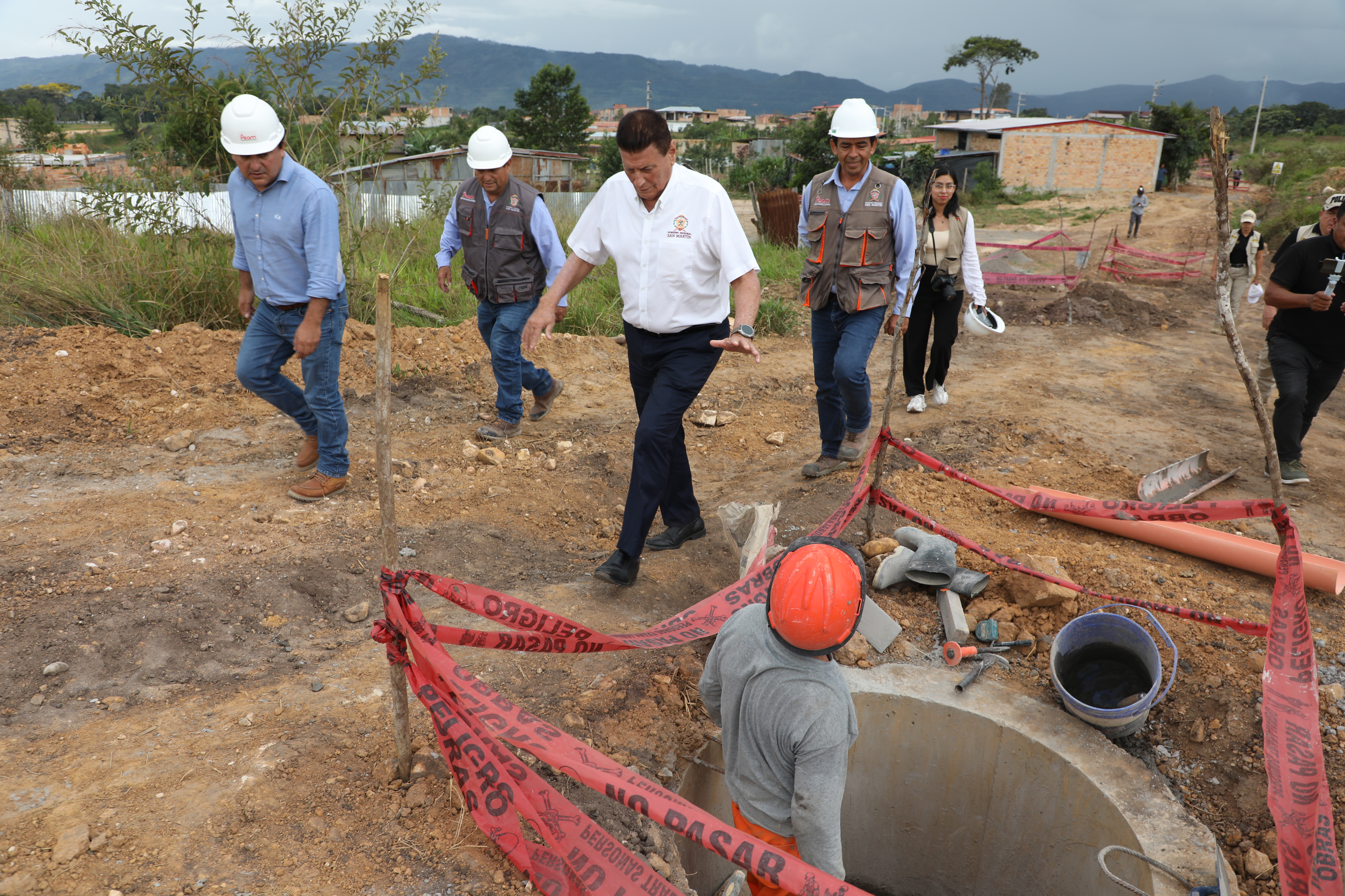 Equipo técnico revisando obra