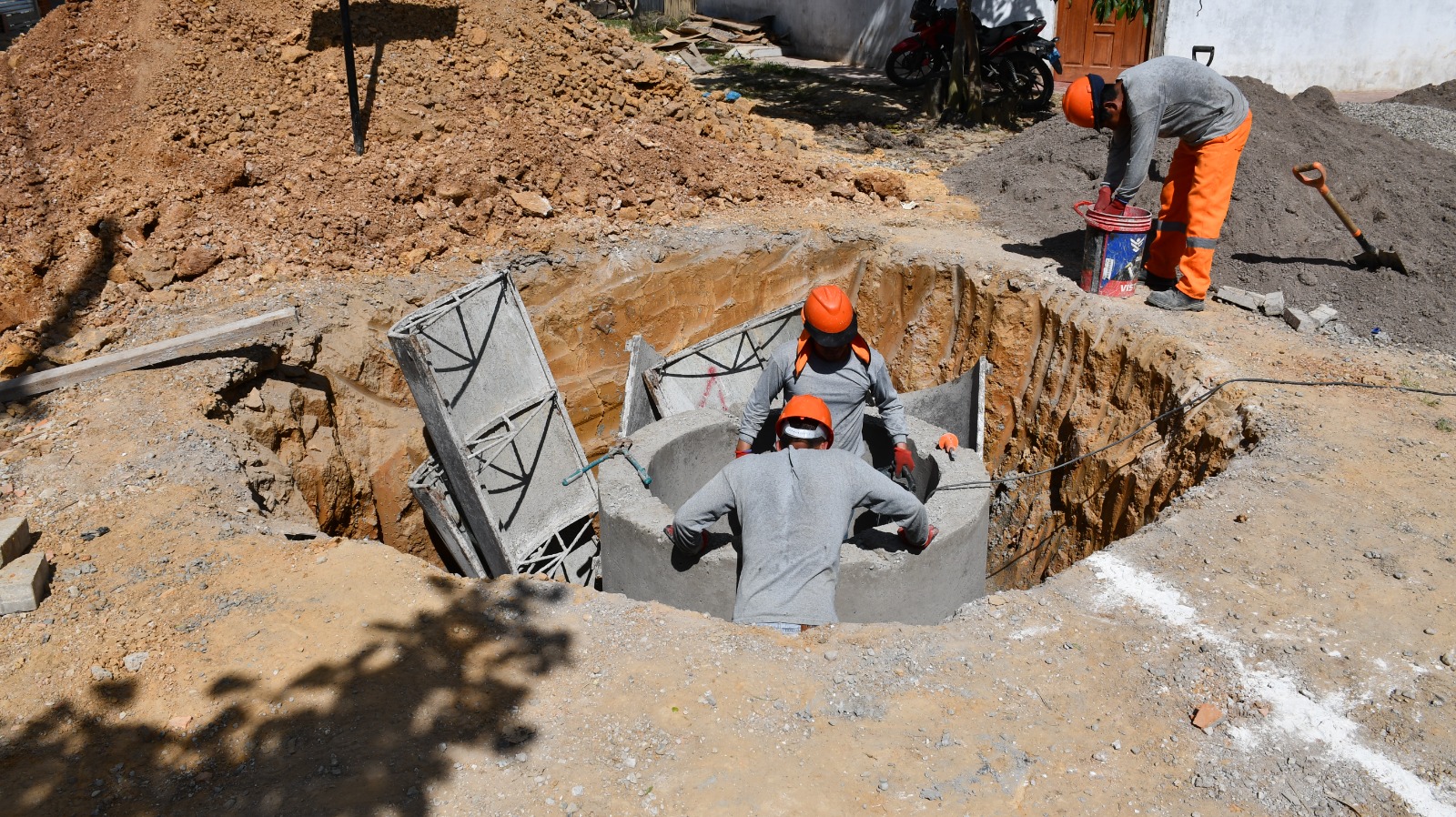 El proyecto contempla la implementación de 918 metros de tubería de 200 mm para desagüe, 392 metros de tubería de 90 mm para agua potable.