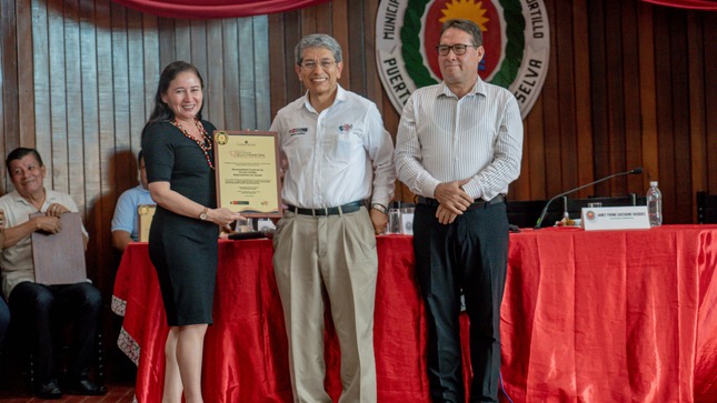 Alcaldesa de Coronel Portillo recibiendo Sello Municipal categoría Oro.