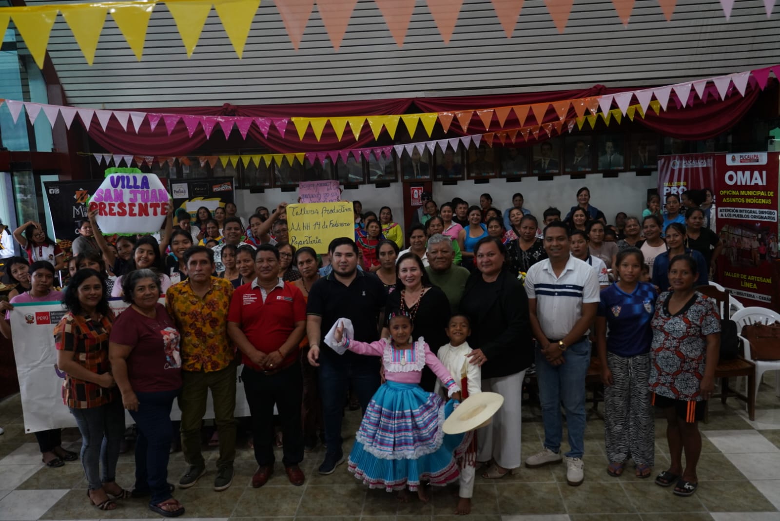 Participantes durante la ceremonia de lanzamiento de los talleres productivos.