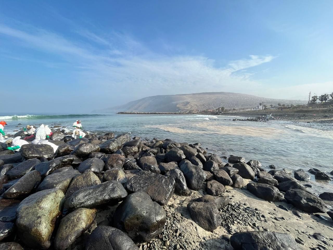 Equipo de operarios de Minerquim en playa peruana