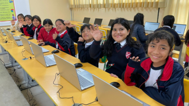 Se observa a estudiantes en salas de cómputo.