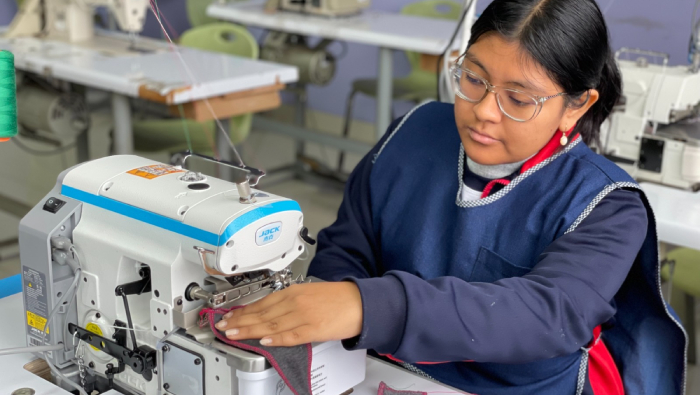 Se observa a estudiantes en taller técnico.