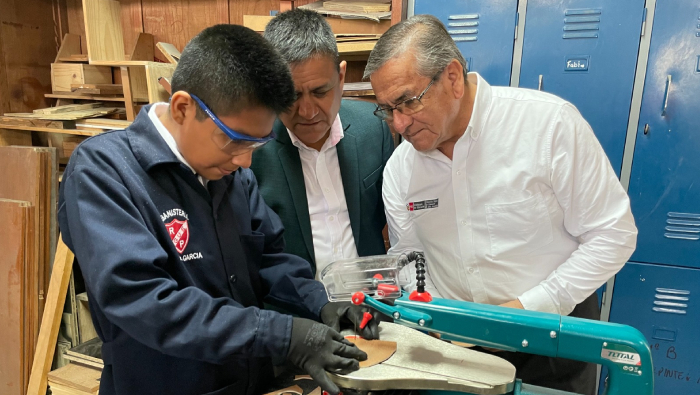 Se observa a estudiantes en taller técnico.