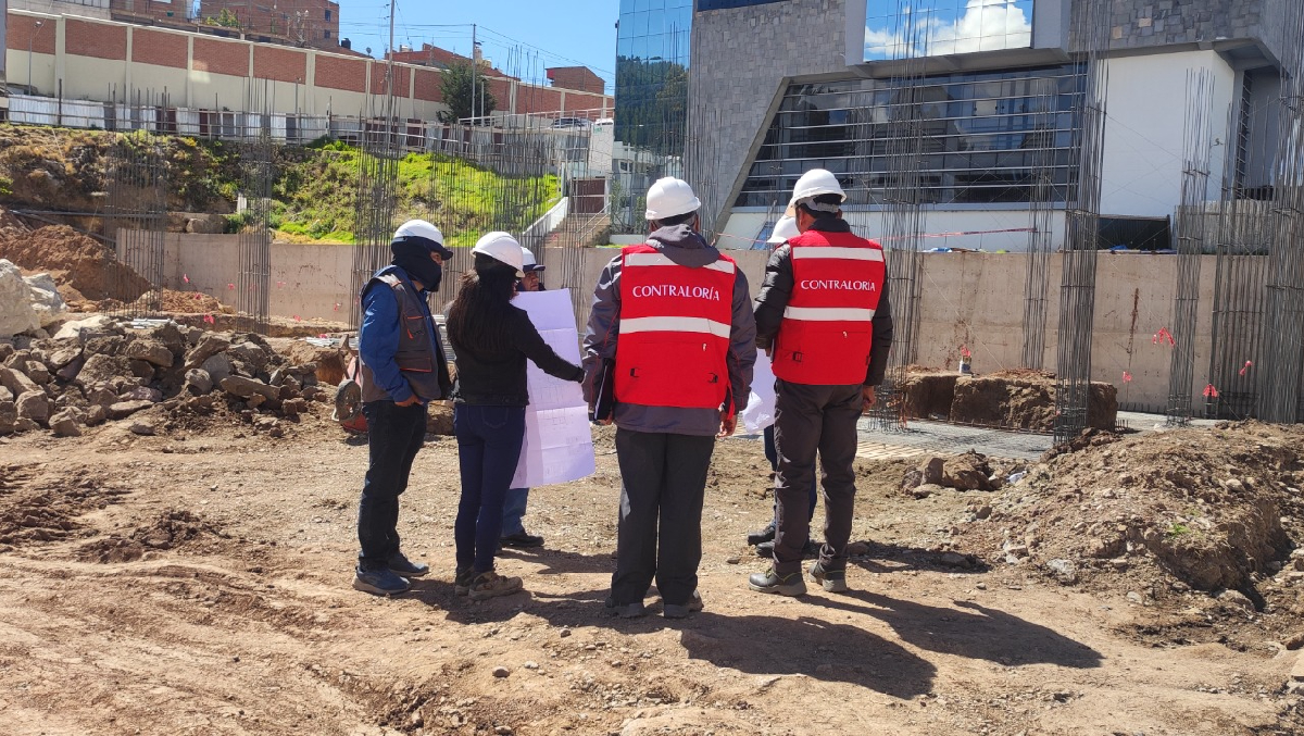 Puno. – La Contraloría General advirtió retrasos y deficiencias en la obra de mejoramiento de la Escuela de Ciencias de la Comunicación Social de la Universidad Nacional del Altiplano Puno, consistentes en la construcción de aulas, laboratorios, biblioteca, auditorio, cafetería, oficinas y otros ambientes educativos. Se identificó retrasos, deficiencias en el control de bienes y ausencia de profesionales clave lo que podría afectar la calidad, el presupuesto y la culminación oportuna de la obra.