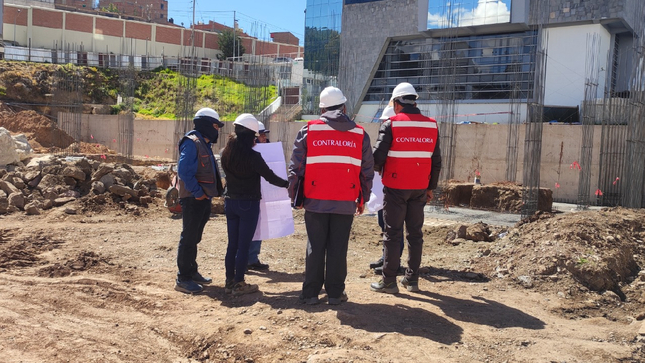 Puno. – La Contraloría General advirtió retrasos y deficiencias en la obra de mejoramiento de la Escuela de Ciencias de la Comunicación Social de la Universidad Nacional del Altiplano Puno, consistentes en la construcción de aulas, laboratorios, biblioteca, auditorio, cafetería, oficinas y otros ambientes educativos. Se identificó retrasos, deficiencias en el control de bienes y ausencia de profesionales clave lo que podría afectar la calidad, el presupuesto y la culminación oportuna de la obra.