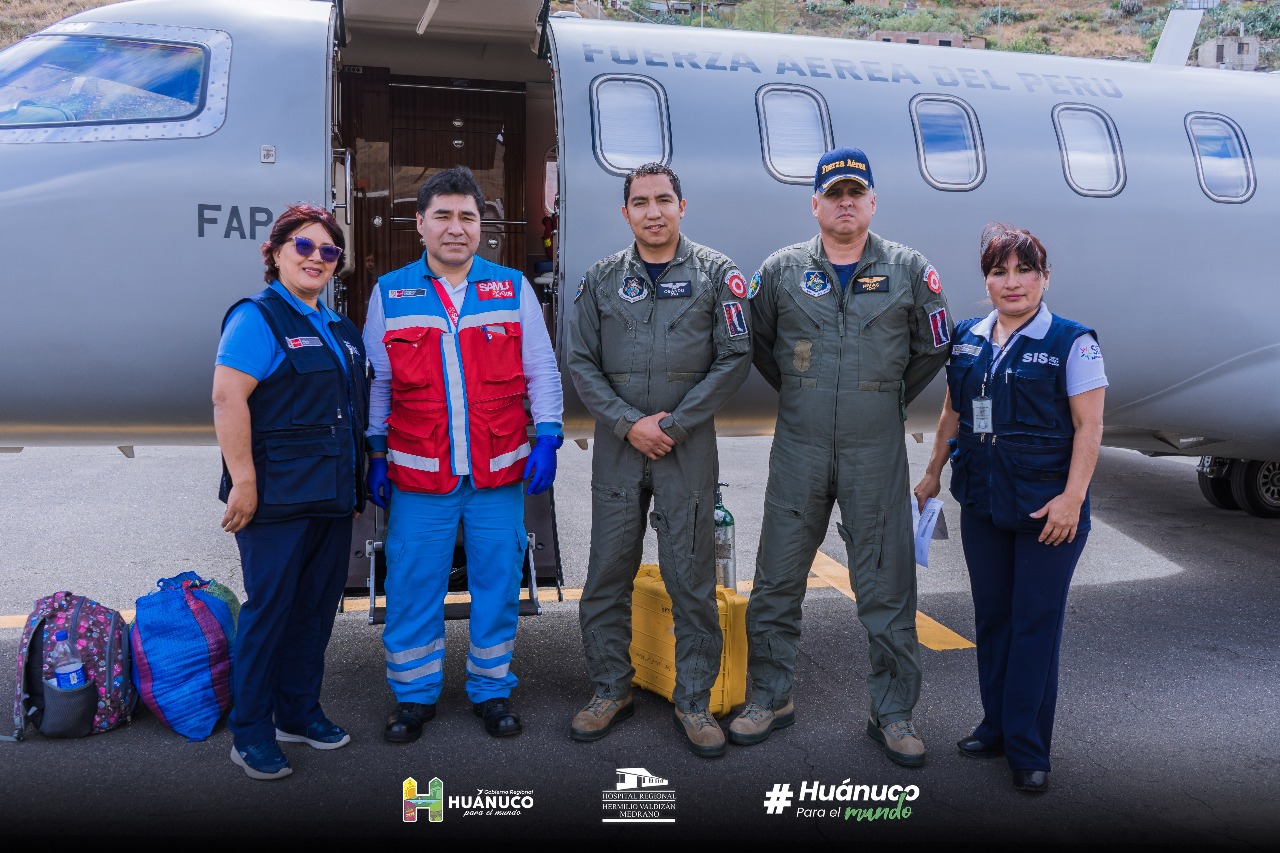 foto del personal de SAMU, SIS y FAP, que trasladaron a menor de 3 meses