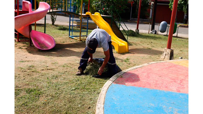 Trabajos de desmalezado en el parque BernabΓ© Guridi.