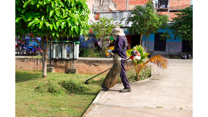 Trabajos de desmalezado en el parque BernabΓ© Guridi.