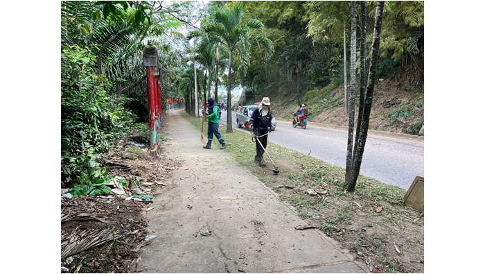 Trabajos de limpieza y desmalezado en la alameda Turรญstica.