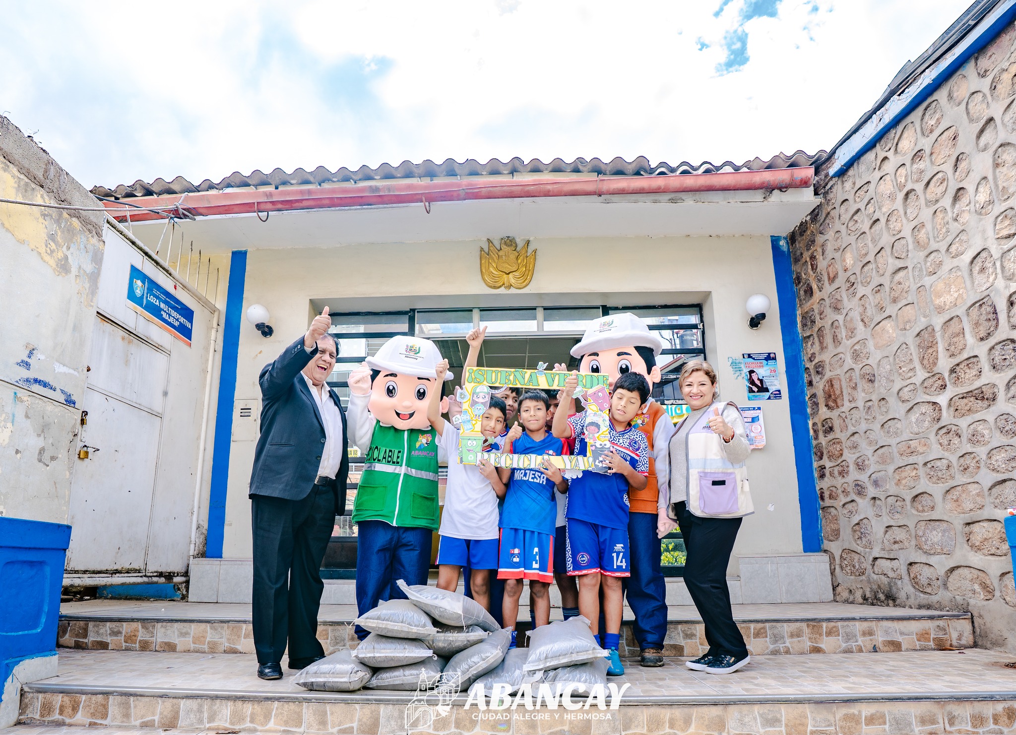 🟢Municipalidad Provincial De Abancay Promueve La Educación Ambiental Con Entrega De Compost A Colegios.