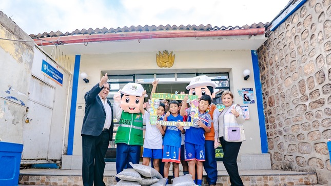 🟢Municipalidad Provincial De Abancay Promueve La Educación Ambiental Con Entrega De Compost A Colegios.