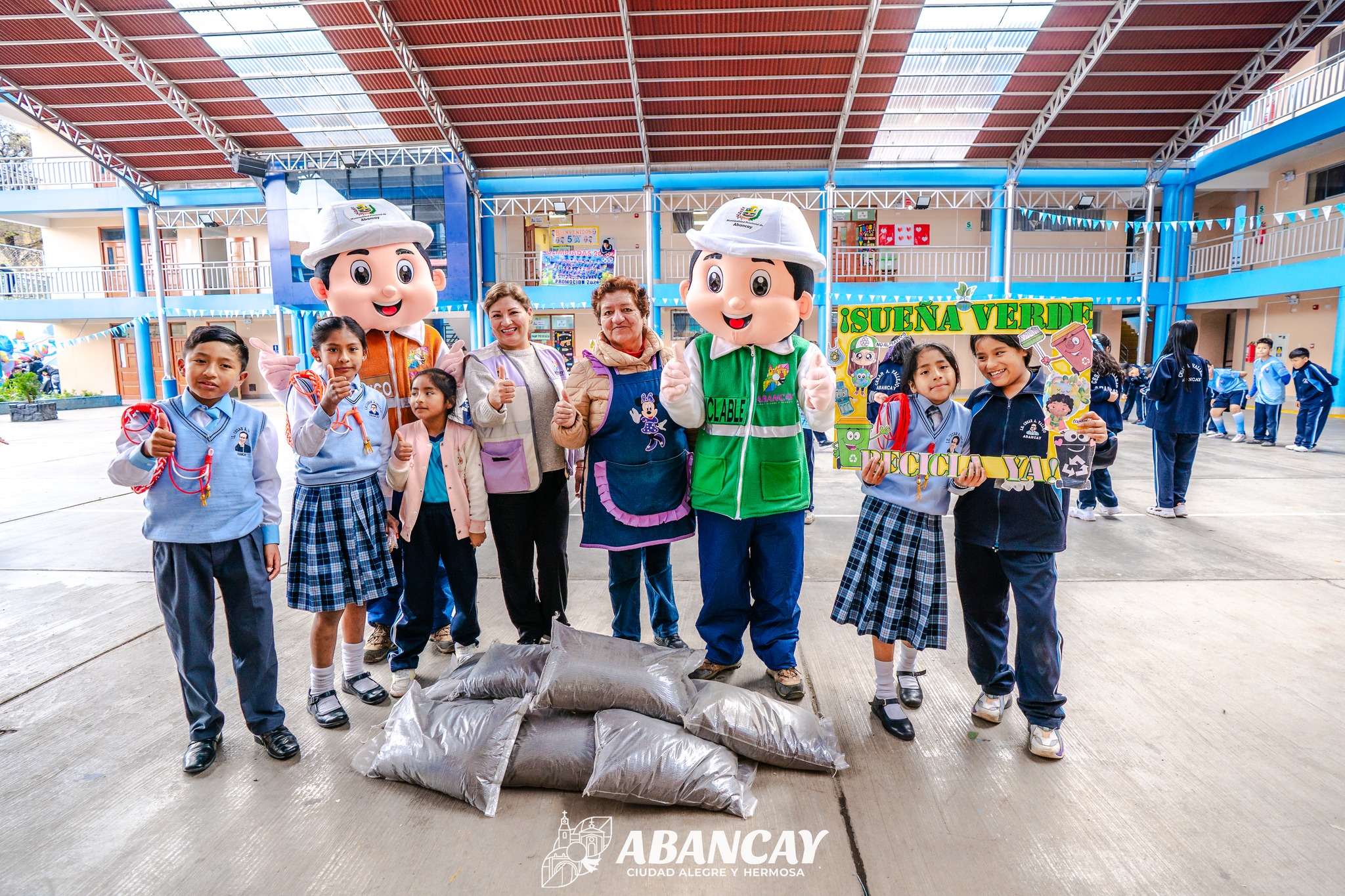 🟢Municipalidad Provincial De Abancay Promueve La Educación Ambiental Con Entrega De Compost A Colegios.