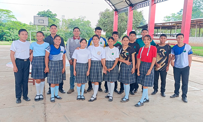 Estudiantes del 5° año de secundaria de la I.E. N.° 0772 “José Faustino Sánchez Carrión”, finalizando la jornada.