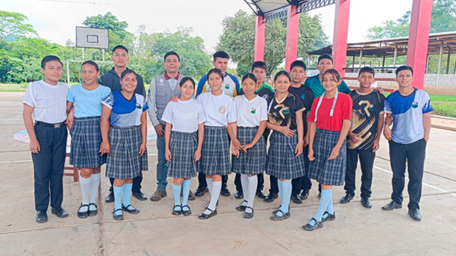 Estudiantes del 5° año de secundaria de la I.E. N.° 0772 “José Faustino Sánchez Carrión”, finalizando la jornada.
