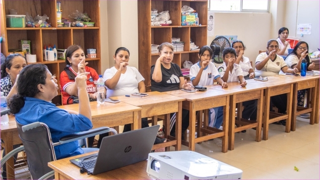 Foto Continua la capacitación en lenguaje de señas y braille