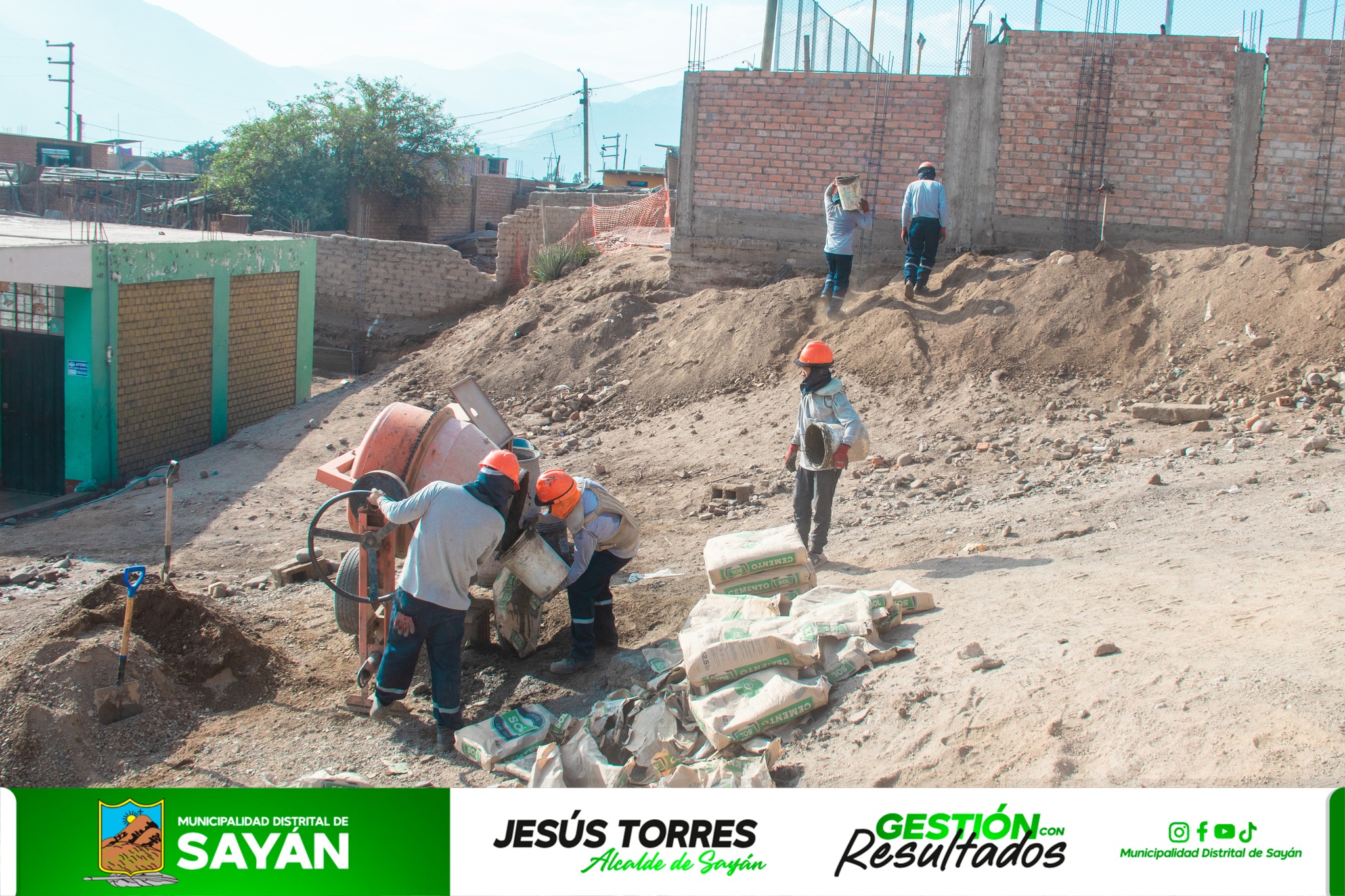 #PorMásObras MUNICIPALIDAD DE SAYÁN VIENE REALIZANDO TRABAJOS DE CONSTRUCCIÓN DE CERCO PERIMÉTRICO Y BAÑOS EN COLEGIO DE A.H 17 DE ENERO
