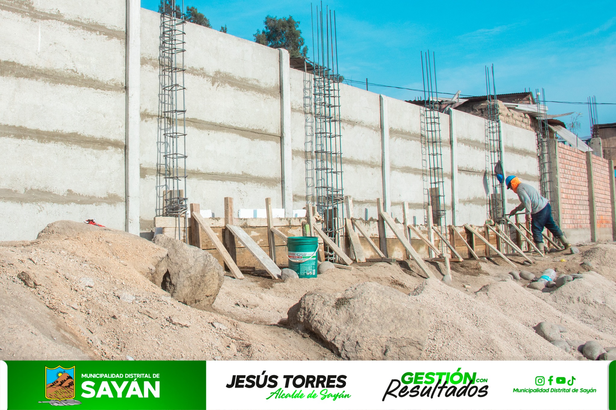 #PorMásObras MUNICIPALIDAD DE SAYÁN VIENE REALIZANDO TRABAJOS DE CONSTRUCCIÓN DE CERCO PERIMÉTRICO Y BAÑOS EN COLEGIO DE A.H 17 DE ENERO
