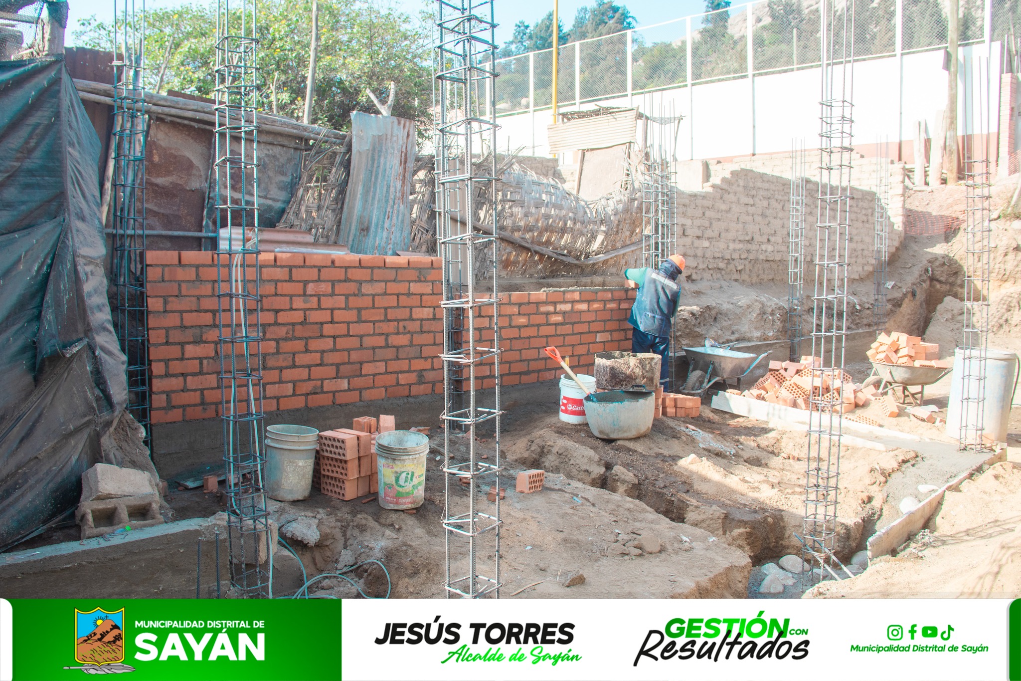 #PorMásObras MUNICIPALIDAD DE SAYÁN VIENE REALIZANDO TRABAJOS DE CONSTRUCCIÓN DE CERCO PERIMÉTRICO Y BAÑOS EN COLEGIO DE A.H 17 DE ENERO