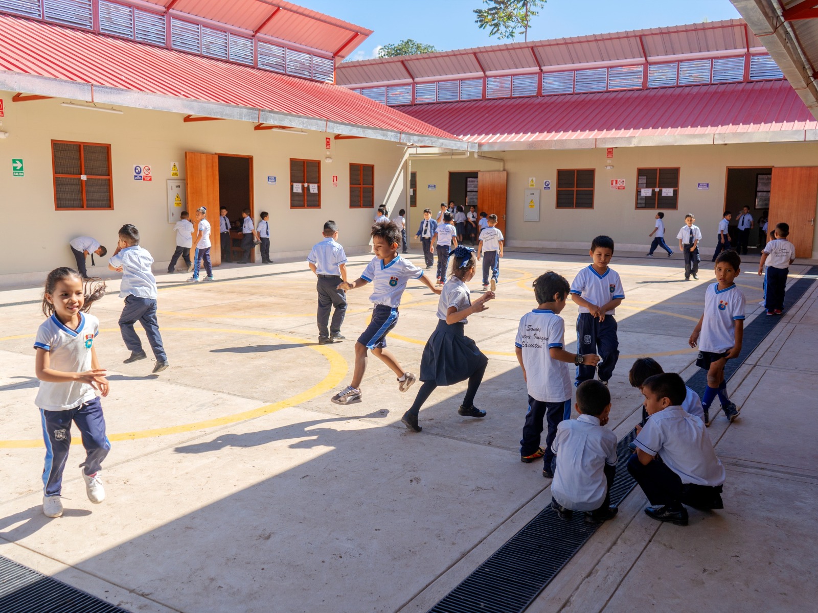 Más de 1200 estudiantes reciben sus clases en cómodas aulas mientras se construye su nuevo colegio