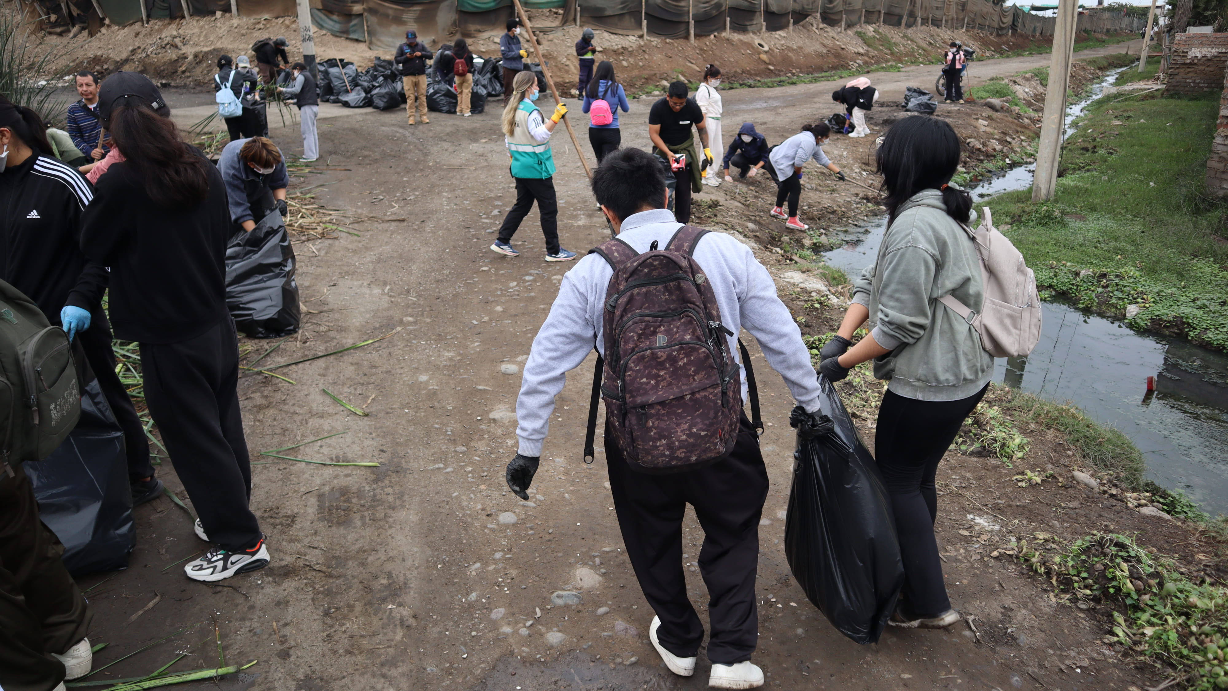 Jornada de limpieza moviliza más de 260 voluntarios por el Humedal Pantanos de Villa