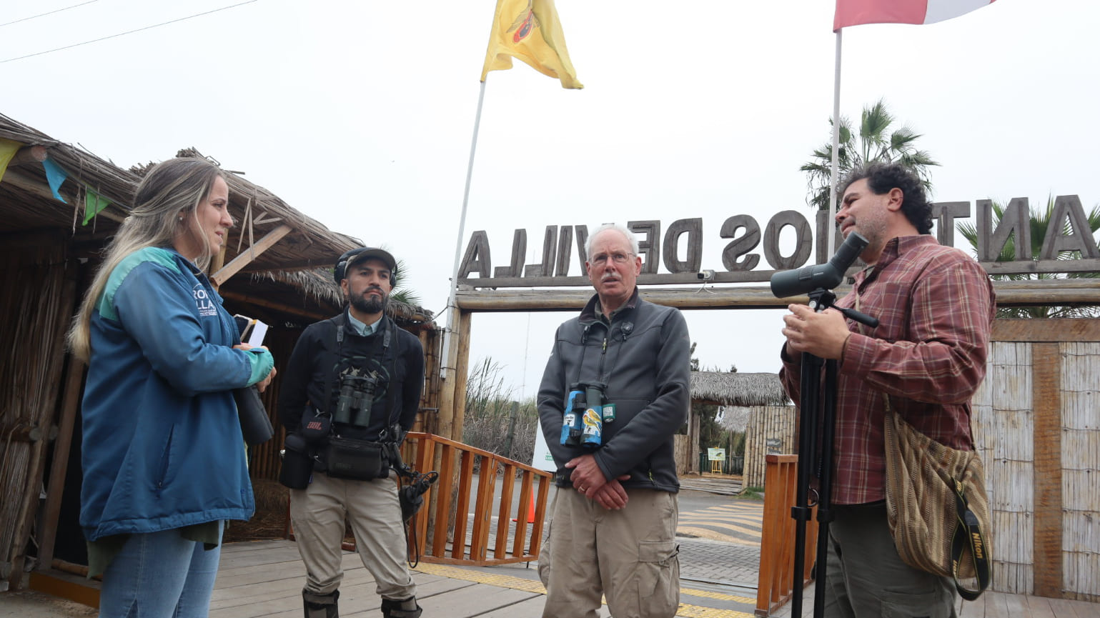 Destacado ornitólogo Thomas Schulenberg recorre el Humedal Pantanos de Villa