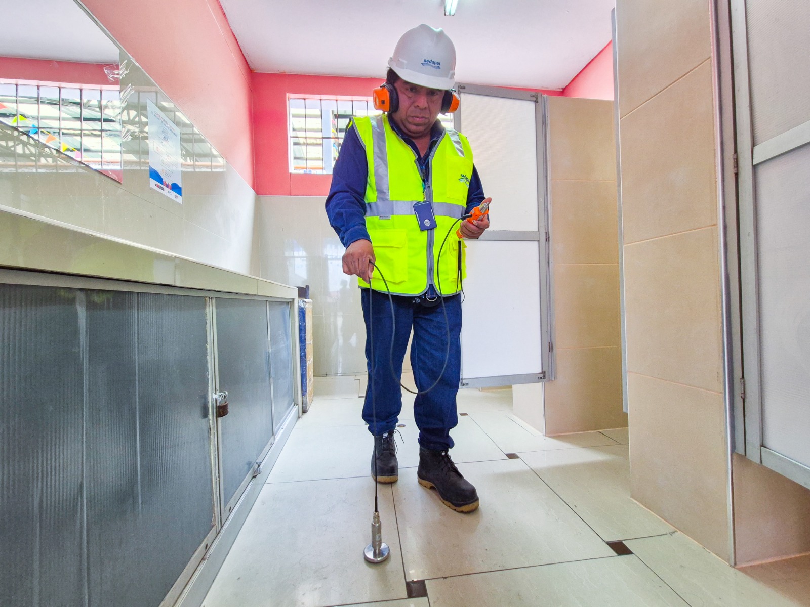 trabajador sedapal