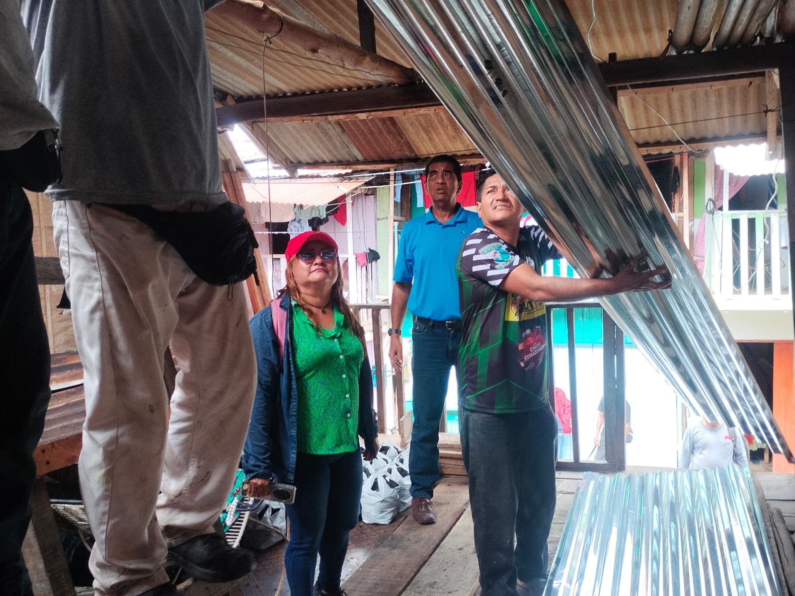 Gorel entrega calaminas en calidad de donación a familias de escasos recursos en Iquitos.