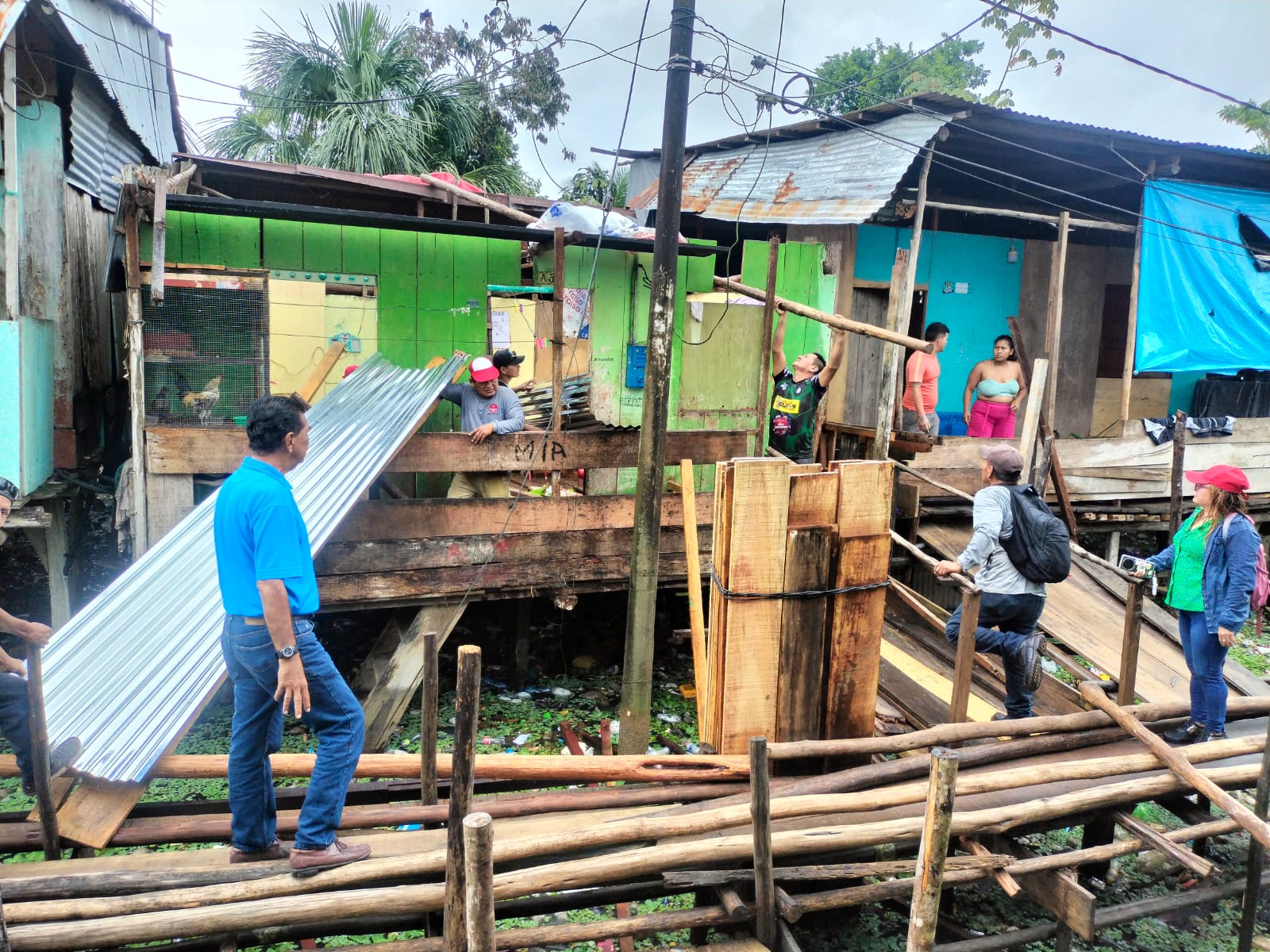 Gorel entrega calaminas en calidad de donación a familias de escasos recursos en Iquitos.