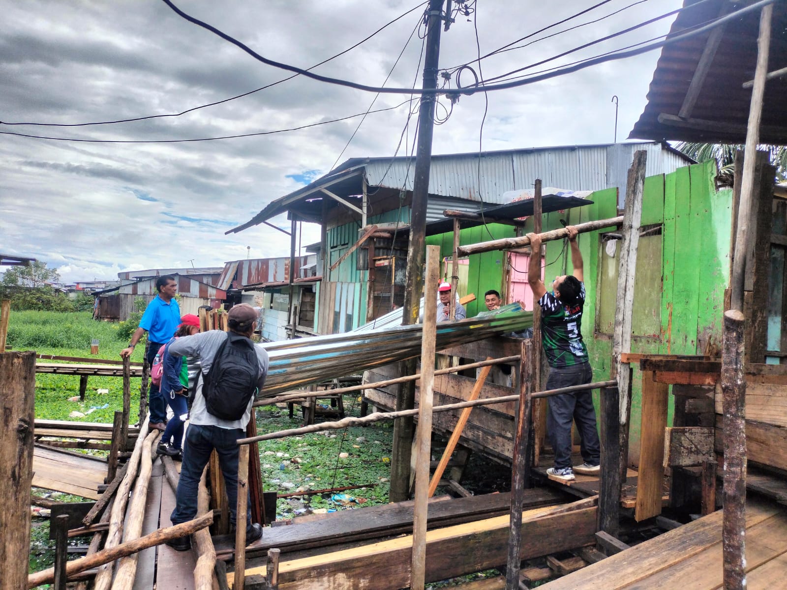 Gorel entrega calaminas en calidad de donación a familias de escasos recursos en Iquitos.