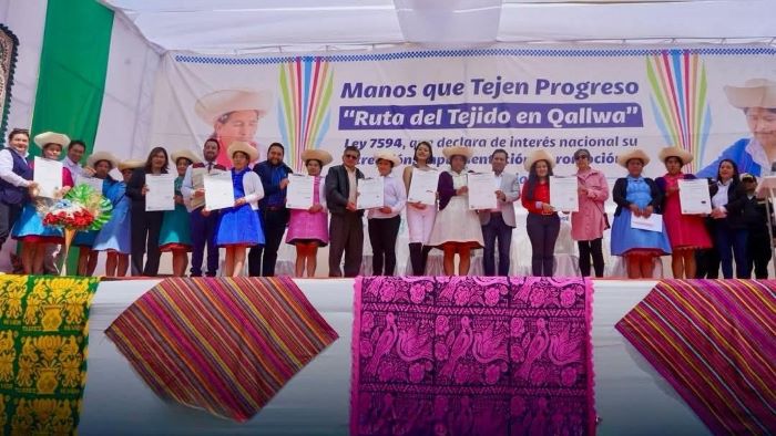 Asociaciones de tejedoras que emplean técnicas ancestrales recibieron sus marcas colectivas por parte del Indecopi