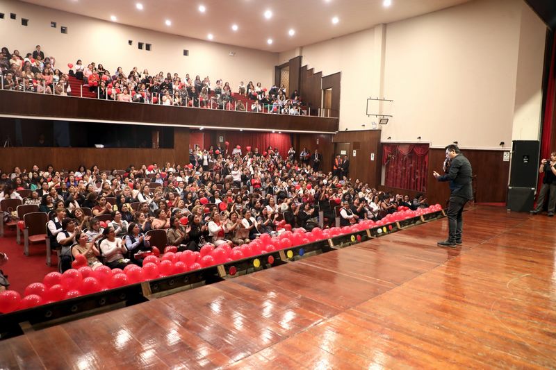 rindiendo homenaje a más de 600 madrecitas que laboran en la institución.