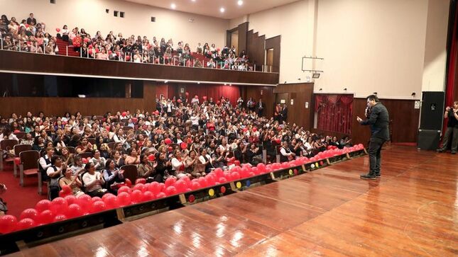 rindiendo homenaje a más de 600 madrecitas que laboran en la institución. 
 