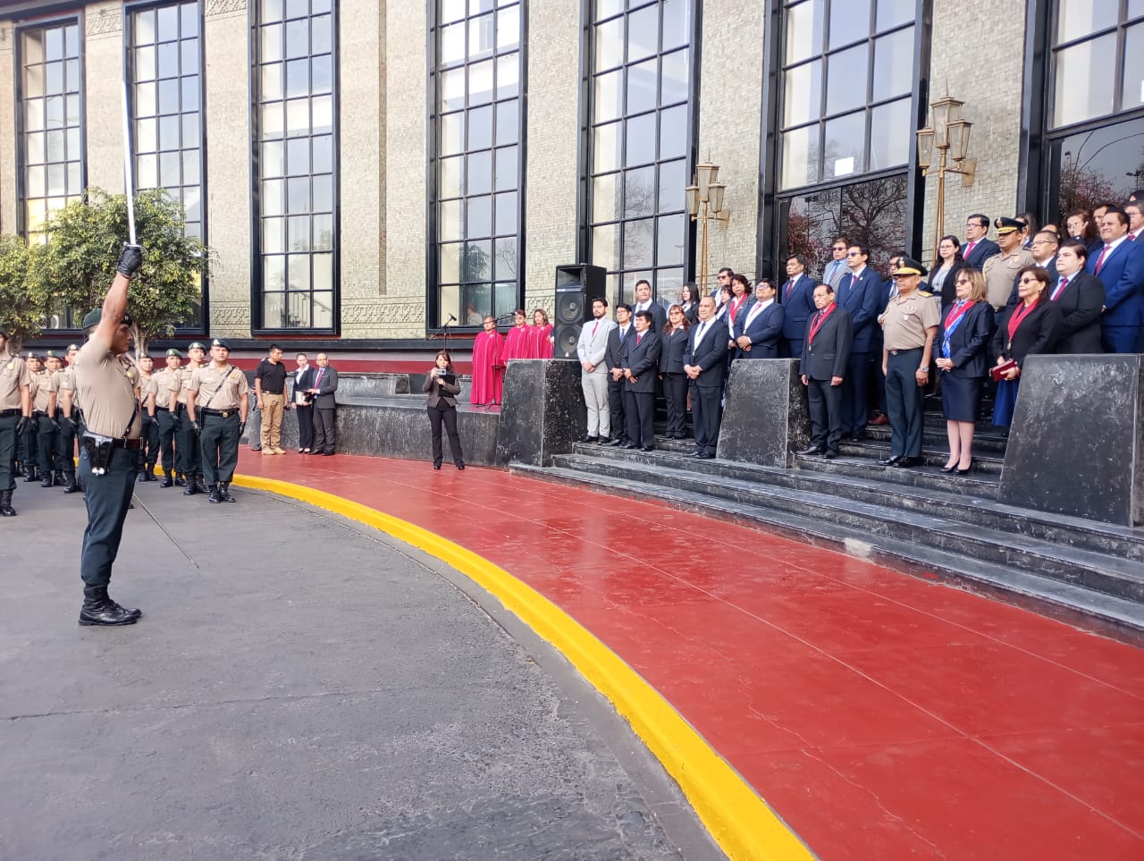 Izamiento de Pabellón Nacional, en la Sede Alzamora Valdez.